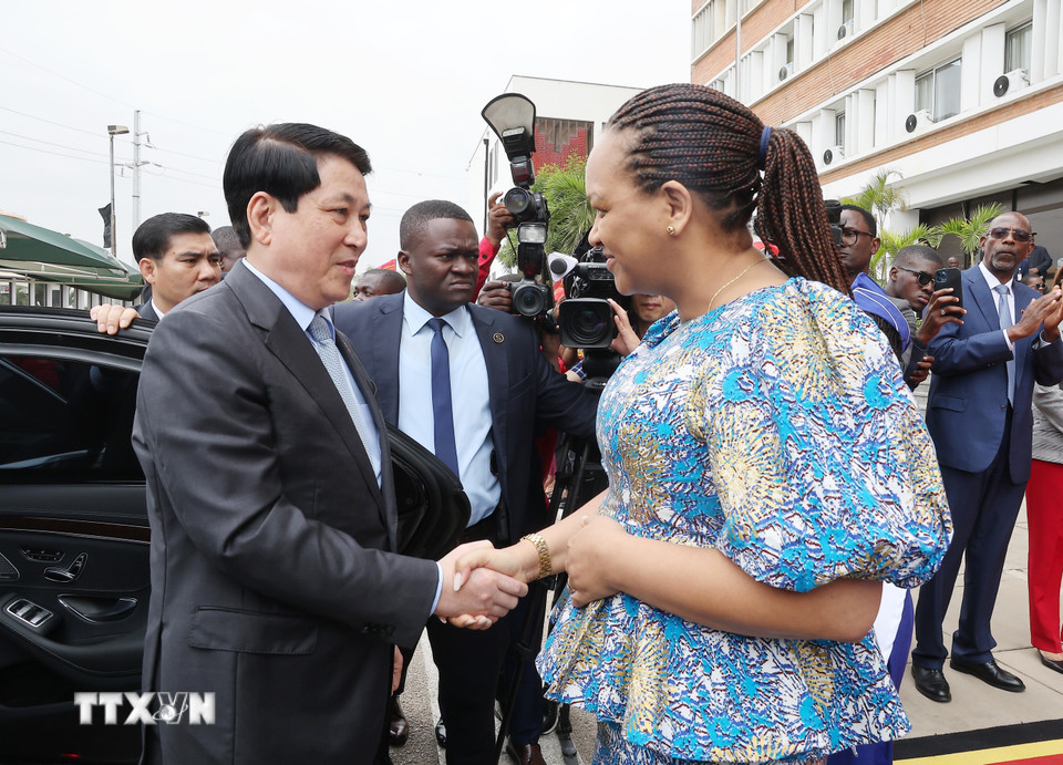 Bà Mara Regina da Silva Baptista Domingos Quiosa, Phó Chủ tịch Đảng MPLA đón Chủ tịch nước Lương Cường. (Ảnh: Lâm Khánh/TTXVN)