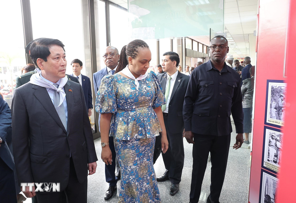 Chủ tịch nước Lương Cường và Phó Chủ tịch Đảng MPLA Mara Regina da Silva Baptista Domingos Quiosa xem trưng bày ảnh về Đảng MPLA. (Ảnh: Lâm Khánh/TTXVN)