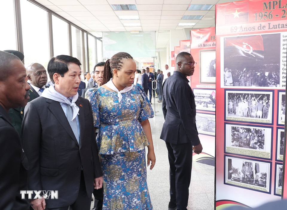 Chủ tịch nước Lương Cường và Phó Chủ tịch Đảng MPLA Mara Regina da Silva Baptista Domingos Quiosa xem trưng bày ảnh về Đảng MPLA. (Ảnh: Lâm Khánh/TTXVN)