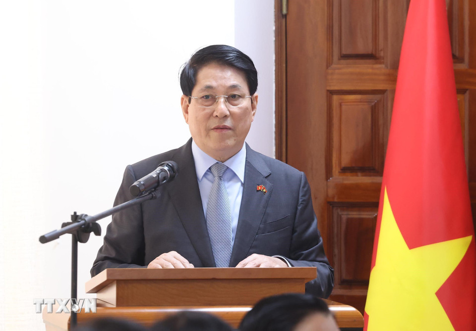 Chủ tịch nước Lương Cường phát biểu tại buổi làm việc với Lãnh đạo Đảng MPLA. (Ảnh: Lâm Khánh/TTXVN)