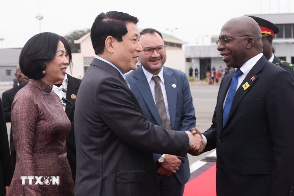 Bộ trưởng Ngoại giao Angola Téte António tiễn Chủ tịch nước Lương Cường và Phu nhân tại sân bay quốc Quatro de Fevereiro Luanda. (Ảnh: Lâm Khánh/TTXVN)