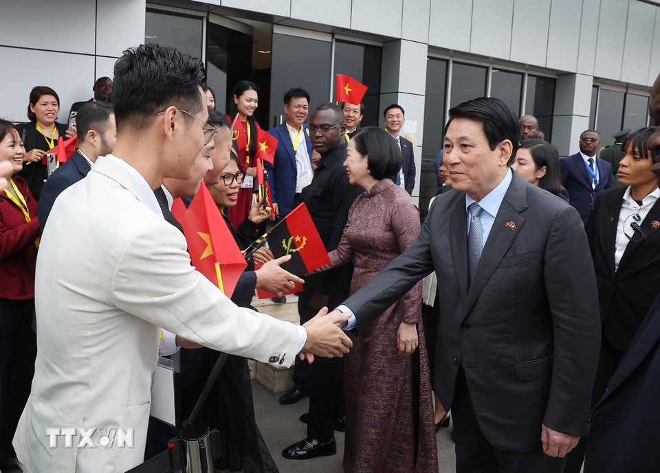 Kiều bào tiễn Chủ tịch nước Lương Cường và Phu nhân tại sân bay quốc tế Quatro de Fevereiro Luanda. (Ảnh: Lâm Khánh/TTXVN)