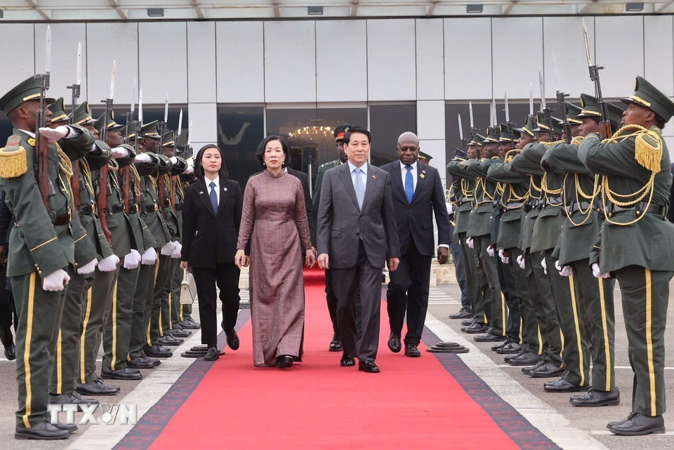 Bộ trưởng Ngoại giao Angola Téte António tiễn Chủ tịch nước Lương Cường và Phu nhân tại sân bay quốc Quatro de Fevereiro Luanda. (Ảnh: Lâm Khánh/TTXVN)