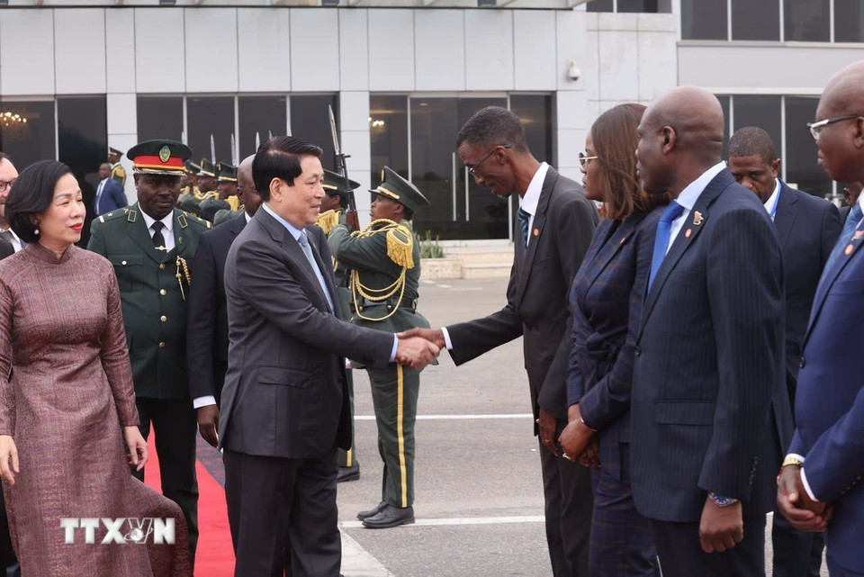 Các quan chức Angola tiễn Chủ tịch nước Lương Cường và Phu nhân tại sân bay quốc Quatro de Fevereiro Luanda. (Ảnh: Lâm Khánh/TTXVN)
