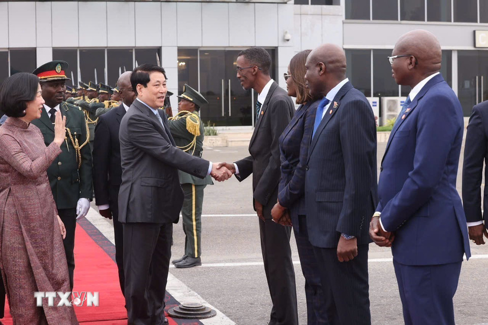 Các quan chức Angola tiễn Chủ tịch nước Lương Cường và Phu nhân tại sân bay quốc Quatro de Fevereiro Luanda. (Ảnh: Lâm Khánh/TTXVN)