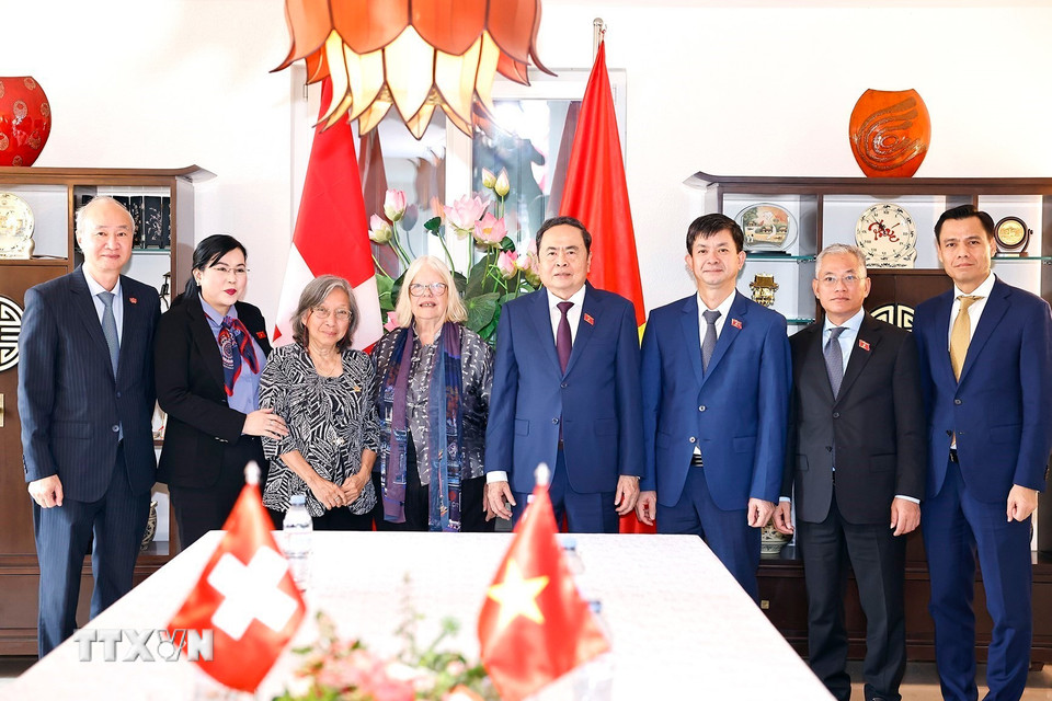 Chủ tịch Quốc hội Trần Thanh Mẫn và Chủ tịch Hội hữu nghị Thụy Sĩ-Việt Nam Anjuska Marija Weil chụp ảnh chung với các đại biểu. (Ảnh: Doãn Tấn/TTXVN)