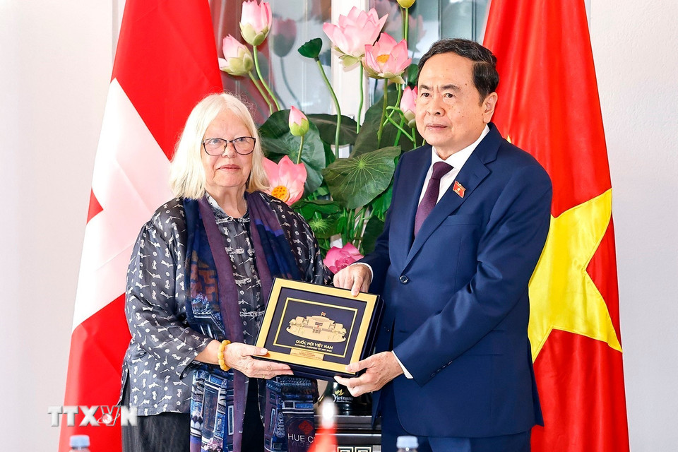Chủ tịch Quốc hội Trần Thanh Mẫn tặng quà lưu niệm cho bà Anjuska Marija Weil, Chủ tịch Hội hữu nghị Thụy Sĩ-Việt Nam. (Ảnh: Doãn Tấn/TTXVN)