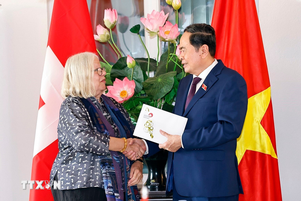 Bà Anjuska Marija Weil, Chủ tịch Hội hữu nghị Thụy Sĩ-Việt Nam trao quà lưu niệm tặng Chủ tịch Quốc hội Trần Thanh Mẫn. (Ảnh: Doãn Tấn/TTXVN)