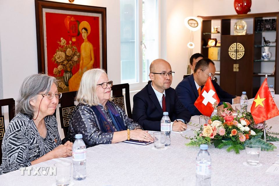 Bà Anjuska Marija Weil, Chủ tịch Hội hữu nghị Thụy Sĩ-Việt Nam phát biểu. (Ảnh: Doãn Tấn/TTXVN)