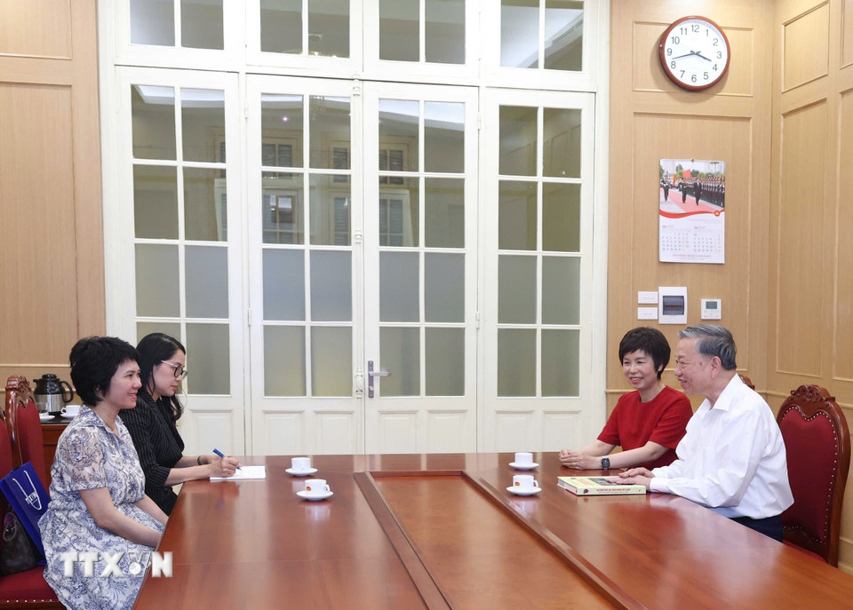 Tổng giám đốc TTXVN Vũ Việt Trang trân trọng trao tặng Tổng Bí thư Tô Lâm cuốn sách ảnh “100 năm Báo chí Cách mạng Việt Nam (1925-2025),” do Nhà xuất bản Thông tấn biên soạn, xuất bản. (Ảnh: Thống Nhất/TTXVN)