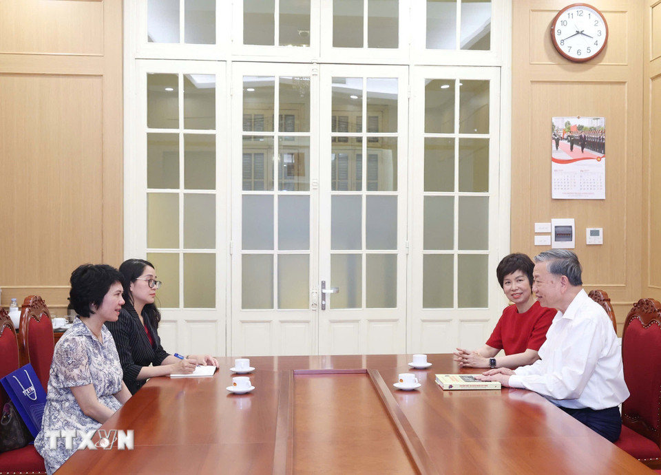 Tổng giám đốc TTXVN Vũ Việt Trang trân trọng trao tặng Tổng Bí thư Tô Lâm cuốn sách ảnh “100 năm Báo chí Cách mạng Việt Nam (1925-2025),” do Nhà xuất bản Thông tấn biên soạn, xuất bản. (Ảnh: Thống Nhất/TTXVN)