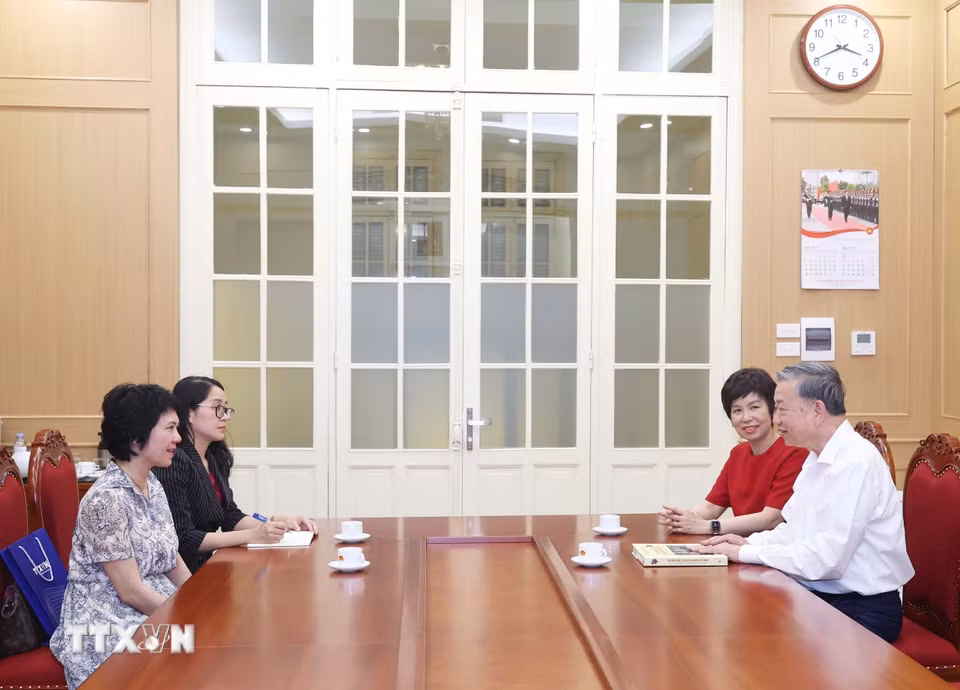 Tổng giám đốc TTXVN Vũ Việt Trang trân trọng trao tặng Tổng Bí thư Tô Lâm cuốn sách ảnh “100 năm Báo chí Cách mạng Việt Nam (1925-2025),” do Nhà xuất bản Thông tấn biên soạn, xuất bản. (Ảnh: Thống Nhất/TTXVN)