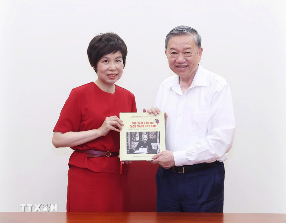 Tổng giám đốc TTXVN Vũ Việt Trang trân trọng trao tặng Tổng Bí thư Tô Lâm cuốn sách ảnh “100 năm Báo chí Cách mạng Việt Nam (1925-2025),” do Nhà xuất bản Thông tấn biên soạn, xuất bản. (Ảnh: Thống Nhất/TTXVN)