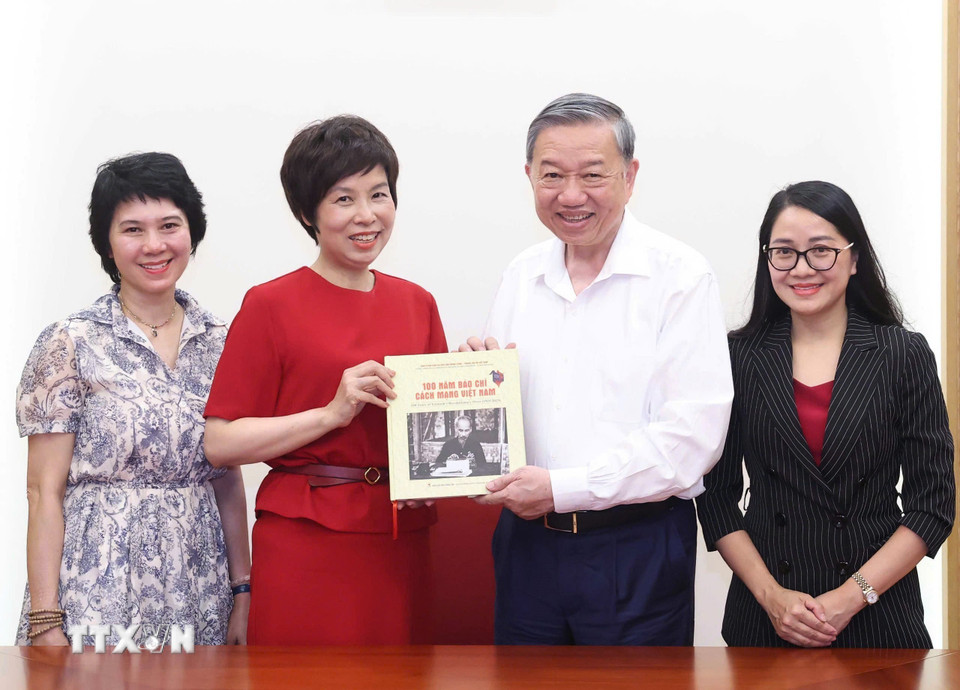 Tổng giám đốc TTXVN Vũ Việt Trang trân trọng trao tặng Tổng Bí thư Tô Lâm cuốn sách ảnh “100 năm Báo chí Cách mạng Việt Nam (1925-2025),” do Nhà xuất bản Thông tấn biên soạn, xuất bản. (Ảnh: Thống Nhất/TTXVN)