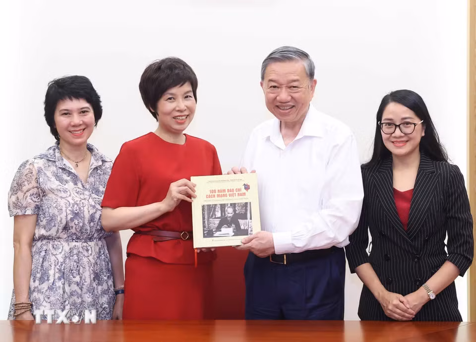 Tổng giám đốc TTXVN Vũ Việt Trang trân trọng trao tặng Tổng Bí thư Tô Lâm cuốn sách ảnh “100 năm Báo chí Cách mạng Việt Nam (1925-2025),” do Nhà xuất bản Thông tấn biên soạn, xuất bản. (Ảnh: Thống Nhất/TTXVN)