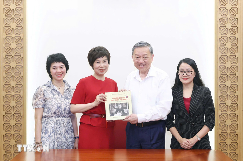 Tổng giám đốc TTXVN Vũ Việt Trang trân trọng trao tặng Tổng Bí thư Tô Lâm cuốn sách ảnh “100 năm Báo chí Cách mạng Việt Nam (1925-2025),” do Nhà xuất bản Thông tấn biên soạn, xuất bản. (Ảnh: Thống Nhất/TTXVN)