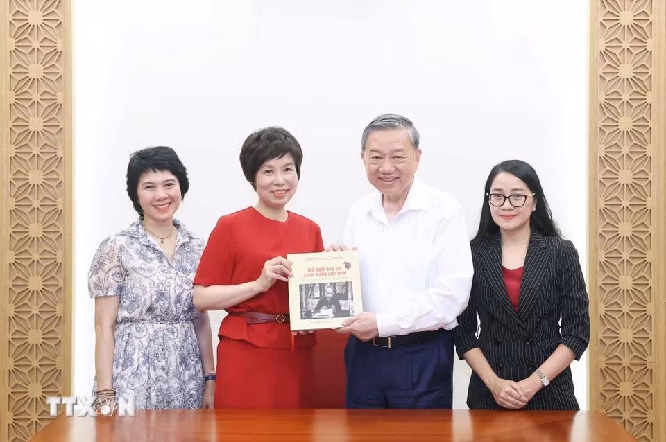 Tổng giám đốc TTXVN Vũ Việt Trang trân trọng trao tặng Tổng Bí thư Tô Lâm cuốn sách ảnh “100 năm Báo chí Cách mạng Việt Nam (1925-2025),” do Nhà xuất bản Thông tấn biên soạn, xuất bản. (Ảnh: Thống Nhất/TTXVN)