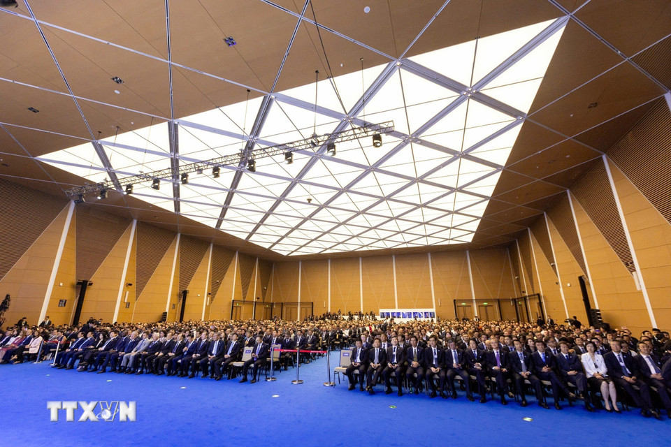 Thủ tướng Phạm Minh Chính và các đại biểu tham dự Phiên khai mạc Hội nghị thường niên các nhà tiên phong lần thứ 16 của Diễn đàn Kinh tế Thế giới (WEF 16 Thiên Tân 2025). (Ảnh: Dương Giang/TTXVN)