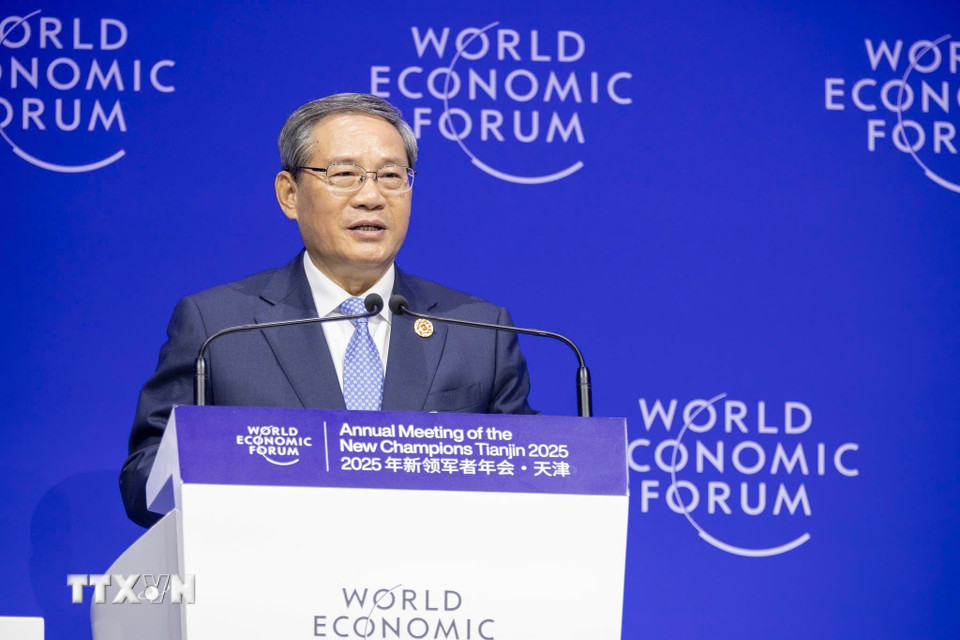 Thủ tướng Trung Quốc Lý Cường phát biểu tại Phiên khai mạc Hội nghị thường niên các nhà tiên phong lần thứ 16 của Diễn đàn Kinh tế Thế giới (WEF 16 Thiên Tân 2025). (Ảnh: Dương Giang/TTXVN)
