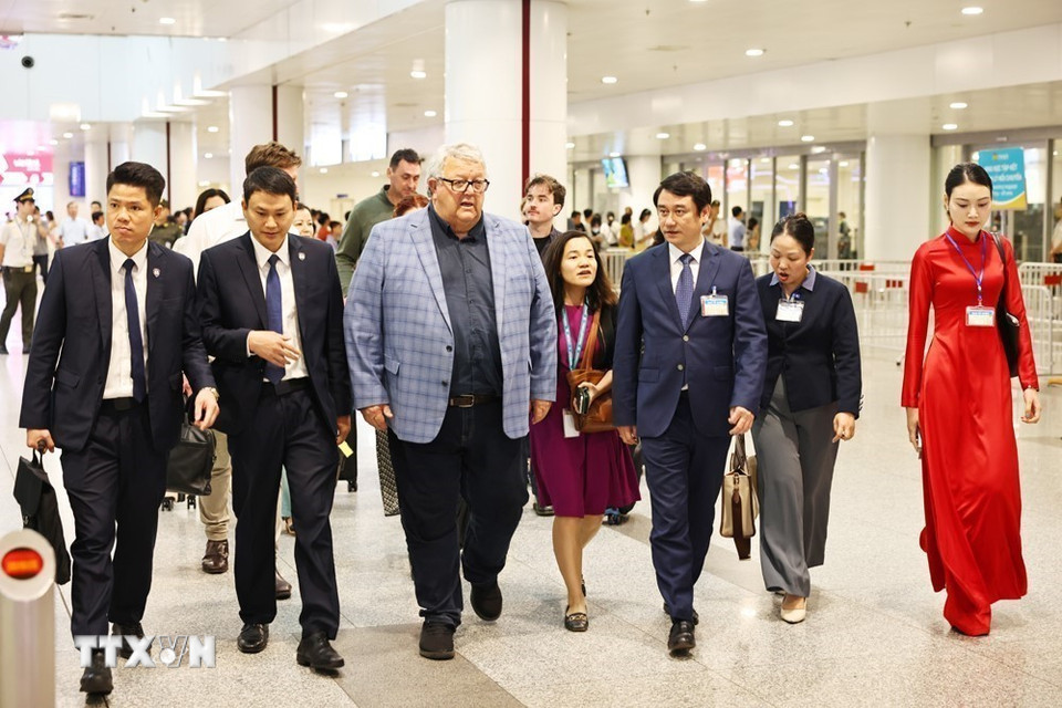 Thứ trưởng Bộ Ngoại giao Lê Anh Tuấn đón Chủ tịch Quốc hội New Zealand Gerry Brownlee tại sân bay Quốc tế Nội Bài.(Ảnh: Minh Đức/TTXVN)