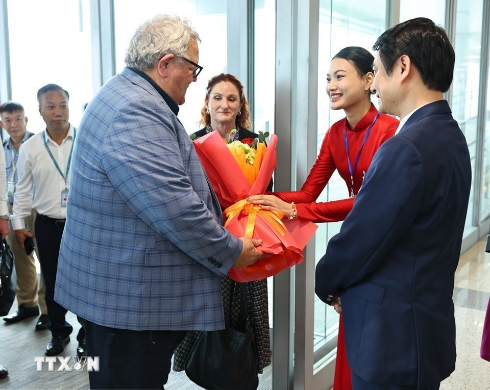 Thứ trưởng Bộ Ngoại giao Lê Anh Tuấn đón Chủ tịch Quốc hội New Zealand Gerry Brownlee tại sân bay Quốc tế Nội Bài.(Ảnh: Minh Đức/TTXVN)