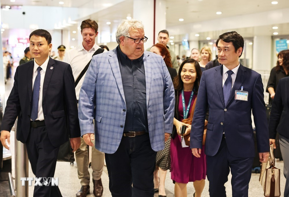 Thứ trưởng Bộ Ngoại giao Lê Anh Tuấn đón Chủ tịch Quốc hội New Zealand Gerry Brownlee tại sân bay Quốc tế Nội Bài. (Ảnh: Minh Đức/TTXVN)