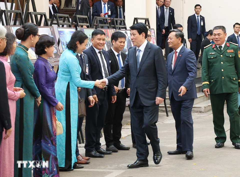 Chủ tịch nước Lương Cường với cán bộ, nhân viên Đại sứ quán Việt Nam tại Lào. (Ảnh: Lâm Khánh/TTXVN)