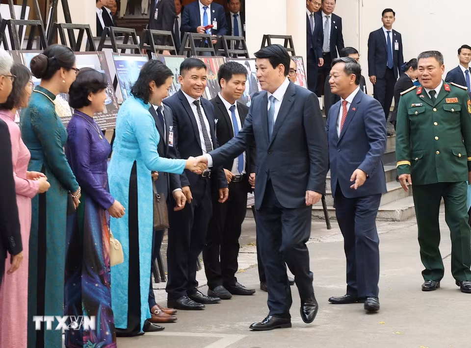 Chủ tịch nước Lương Cường với cán bộ, nhân viên Đại sứ quán Việt Nam tại Lào. (Ảnh: Lâm Khánh/TTXVN)