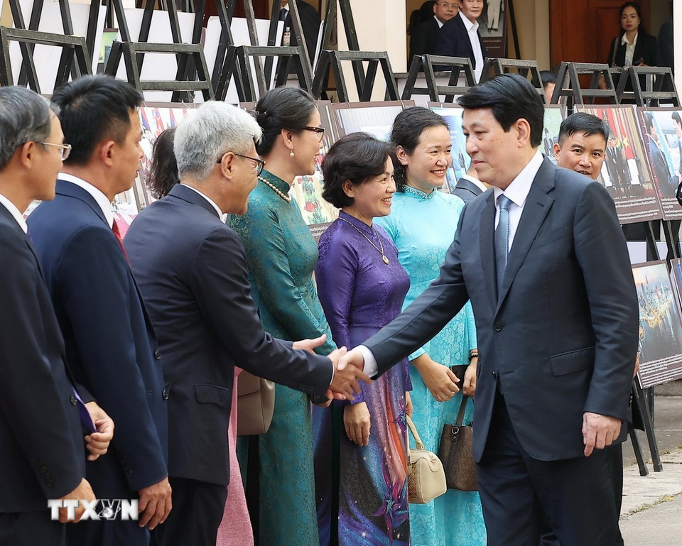 Chủ tịch nước Lương Cường với cán bộ, nhân viên Đại sứ quán Việt Nam tại Lào. (Ảnh: Lâm Khánh/TTXVN)
