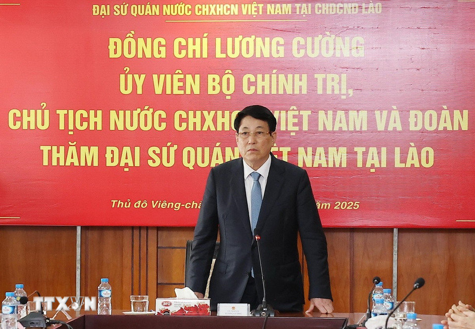 Chủ tịch nước Lương Cường làm việc với Đại sứ quán Việt Nam tại Lào. (Ảnh: Lâm Khánh/TTXVN)
