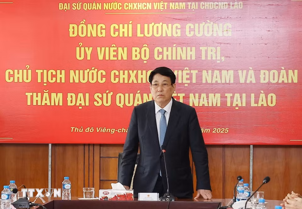 Chủ tịch nước Lương Cường làm việc với Đại sứ quán Việt Nam tại Lào. (Ảnh: Lâm Khánh/TTXVN)