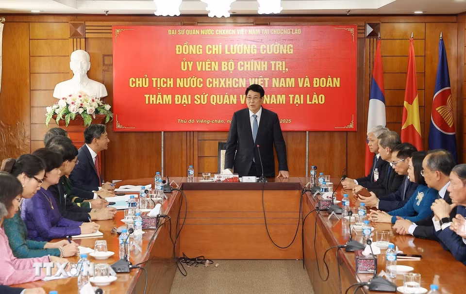 Chủ tịch nước Lương Cường làm việc với Đại sứ quán Việt Nam tại Lào. (Ảnh: Lâm Khánh/TTXVN)