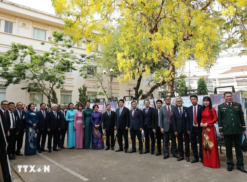 Chủ tịch nước Lương Cường với cán bộ, nhân viên Đại sứ quán Việt Nam tại Lào. (Ảnh: Lâm Khánh/TTXVN)