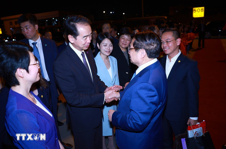 Lễ tiễn Thủ tướng Phạm Minh Chính kết thúc chuyến tham dự Hội nghị WEF 16 Thiên Tân và làm việc tại Trung Quốc. (Ảnh: Dương Giang/TTXVN)