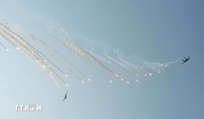 Màn trình diễn phun bẫy nhiệt của máy bay tiêm kích Su-30MK2 trên bầu trời Thành phố Hồ Chí Minh. (Ảnh: TTXVN)