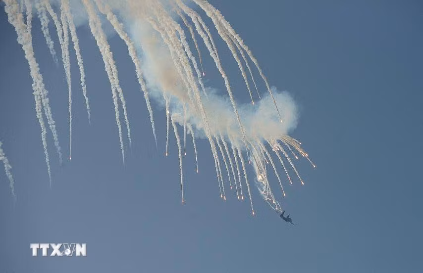 Màn trình diễn phun bẫy nhiệt của máy bay tiêm kích Su-30MK2 trên bầu trời Thành phố Hồ Chí Minh. (Ảnh: Hồng Giang/TTXVN)