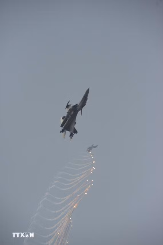 Màn trình diễn phun bẫy nhiệt của máy bay tiêm kích Su-30MK2 trên bầu trời Thành phố Hồ Chí Minh. (Ảnh: TTXVN)
