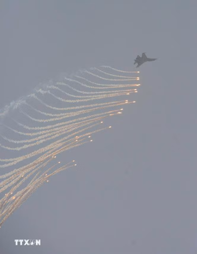 Màn trình diễn phun bẫy nhiệt của máy bay tiêm kích Su-30MK2 trên bầu trời Thành phố Hồ Chí Minh. (Ảnh: TTXVN)