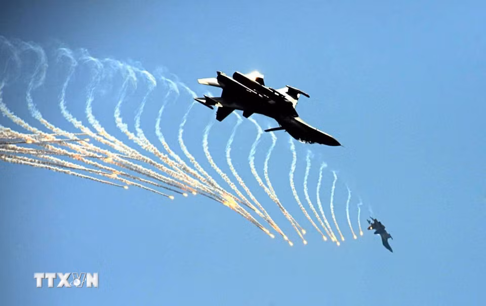 Màn trình diễn phun bẫy nhiệt của máy bay tiêm kích Su-30MK2 trên bầu trời Thành phố Hồ Chí Minh. (Ảnh: TTXVN)