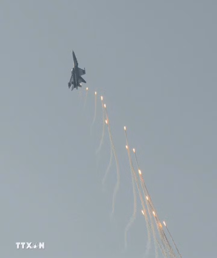 Màn trình diễn phun bẫy nhiệt của máy bay tiêm kích Su-30MK2 trên bầu trời Thành phố Hồ Chí Minh. (Ảnh: TTXVN)
