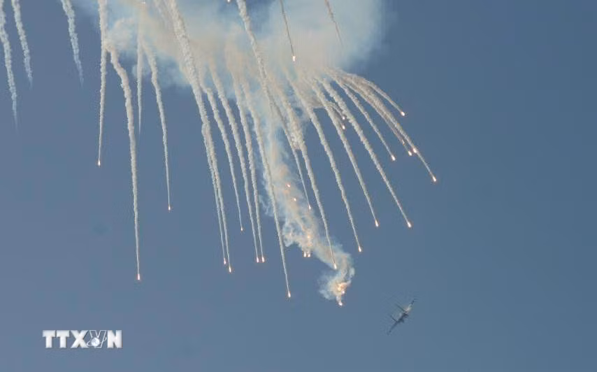 Màn trình diễn phun bẫy nhiệt của máy bay tiêm kích Su-30MK2 trên bầu trời Thành phố Hồ Chí Minh. (Ảnh: TTXVN)