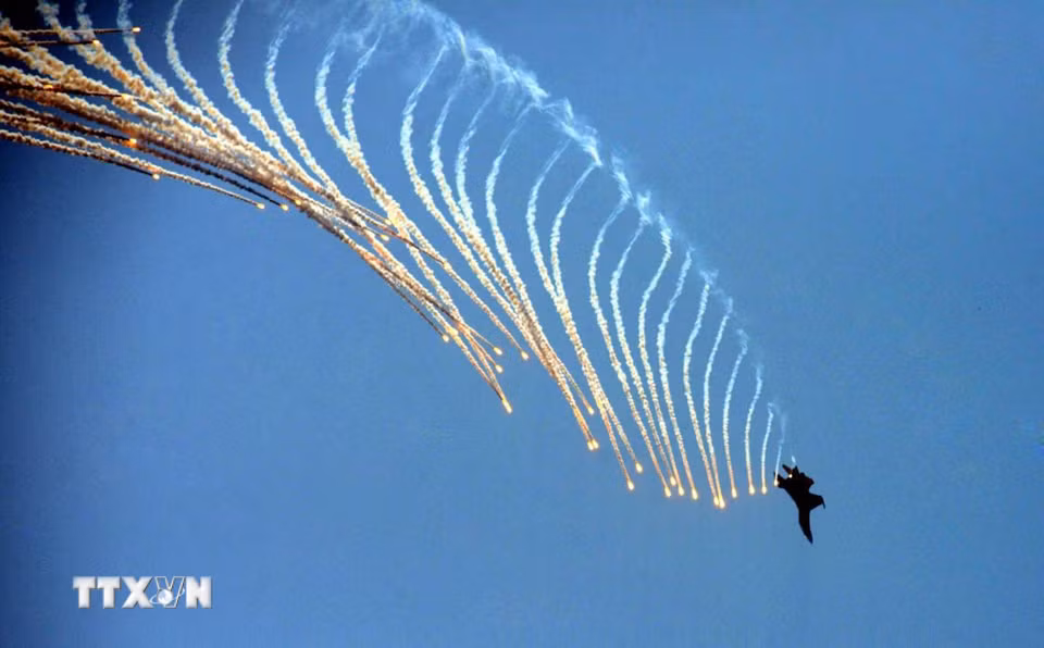 Màn trình diễn phun bẫy nhiệt của máy bay tiêm kích Su-30MK2 trên bầu trời Thành phố Hồ Chí Minh. (Ảnh: TTXVN)