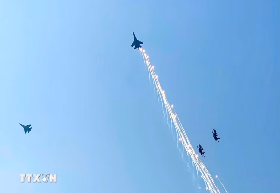 Màn trình diễn phun bẫy nhiệt của máy bay tiêm kích Su-30MK2 trên bầu trời Thành phố Hồ Chí Minh. (Ảnh: Hồng Giang/TTXVN)