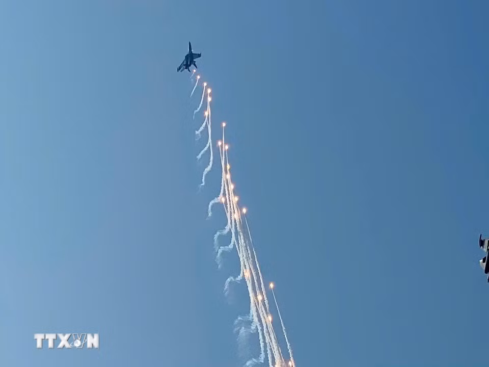 Màn trình diễn phun bẫy nhiệt của máy bay tiêm kích Su-30MK2 trên bầu trời Thành phố Hồ Chí Minh. (Ảnh: Hồng Giang/TTXVN)