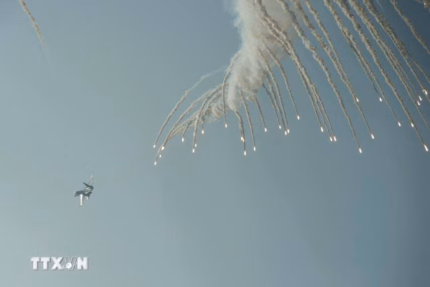 Màn trình diễn phun bẫy nhiệt của máy bay tiêm kích Su-30MK2 trên bầu trời Thành phố Hồ Chí Minh. (Ảnh: TTXVN)