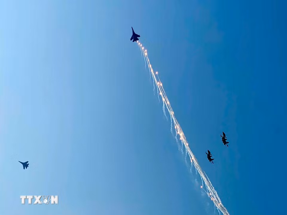 Màn trình diễn phun bẫy nhiệt của máy bay tiêm kích Su-30MK2 trên bầu trời Thành phố Hồ Chí Minh. (Ảnh: Hồng Giang/TTXVN)