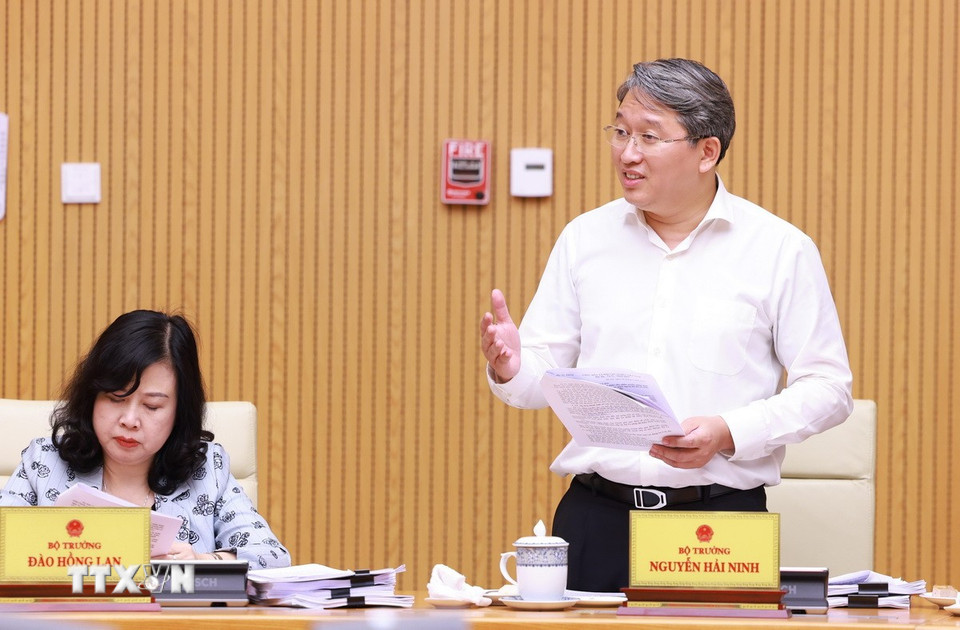 Bộ trưởng Bộ Tư pháp Nguyễn Hải Ninh báo cáo thẩm định vướng mắc trong quá trình xây dựng các nghị định phân cấp, phân quyền. (Ảnh: Dương Giang/TTXVN)