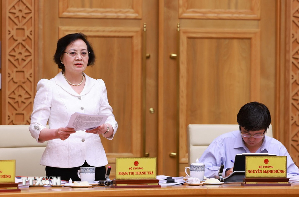 Bộ trưởng Bộ Nội vụ Phạm Thị Thanh Trà báo cáo rà soát xây dựng các nghị định phân cấp, phân quyền. (Ảnh: Dương Giang/TTXVN)