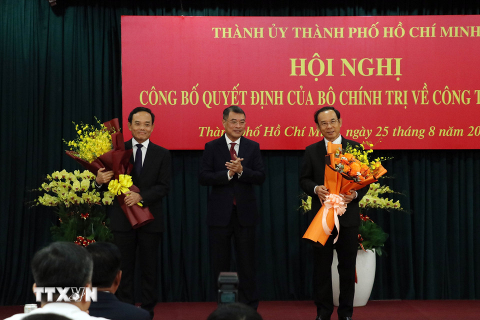 Ủy viên Bộ Chính trị, Bí thư Trung ương Đảng, Trưởng Ban Tổ chức Trung ương Lê Minh Hưng tặng hoa chúc mừng đồng chí Nguyễn Văn Nên và đồng chí Trần Lưu Quang. (Ảnh: Tiến Lực/TTXVN)