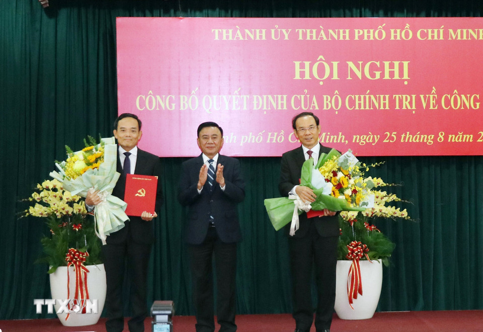 Thường trực Ban Bí thư Trần Cẩm Tú trao các quyết định của Bộ Chính trị cho đồng chí Nguyễn Văn Nên và đồng chí Trần Lưu Quang. (Ảnh: Tiến Lực/TTXVN)